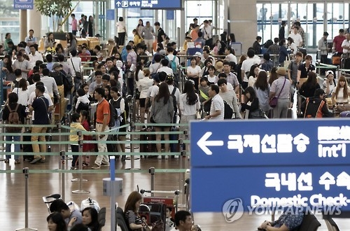 지난해 추석 연휴를 앞두고 출국하는 사람들