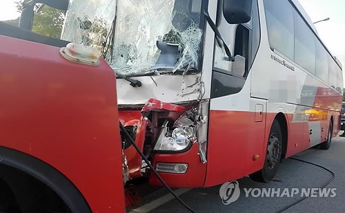 사고로 부서진 차량