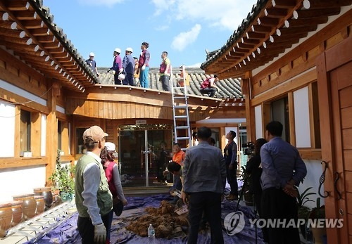 기와 교체로 분주한 한옥마을
