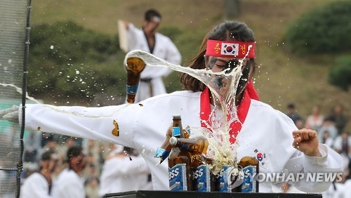 맥주병을 격파하는 女특전사 대원