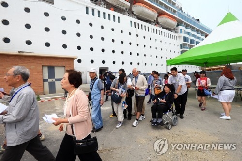 크루즈 타고 속초항 찾은 일본인 관광객
