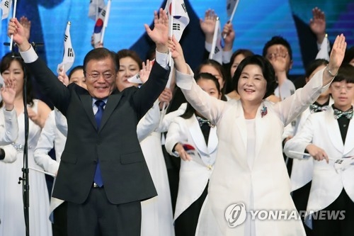 김정숙 여사 방러 동행…'헤이그 특사' 이상설 유허비 참배 - 1