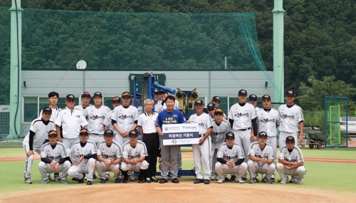 이만수 전 감독의 피칭머신 기증식