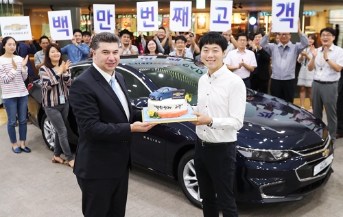 카허 카젬 한국GM 사장, 쉐보레 1백만번째 고객에 차량 전달