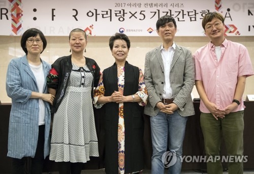 ‘아리랑X5’ 기자간담회(서울=연합뉴스) 윤동진 기자 = 아리랑 컨템퍼러리 시리즈 ‘아리랑X5’ 기자간담회에서 전통공연예술진흥재단 손혜리 이사장(왼쪽)을 비롯한 참석자들이 기념촬영을 하고 있다. 왼쪽부터 손 이사장, 명창 이춘희, 현대무용가 안은미, 기타리스트 함춘호, 오은 시인. 2017.9.6mon@yna.co.kr