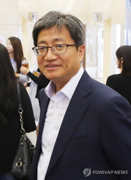 인사청문회 앞둔 김명수 대법원장 후보자(서울=연합뉴스) 조현후 인턴기자 = 김명수 대법원장 후보자가 1일 오후 서울 서초구의 청문회 준비사무실에서 엘리베이터를 기다리는 동안 미소짓고 있다. 국회 인사청문특위는 이날 김 후보자에 대한 인사청문회를 오는 12일∼13일 실시키로 결정했다. 2017.9.1photo@yna.co.kr(끝)