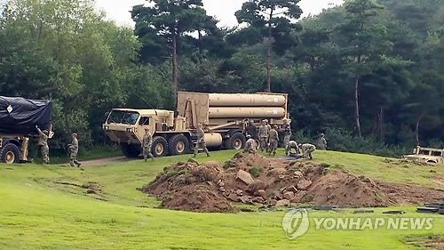 추가 반입한 사드 발사대 설치공사하는 주한미군