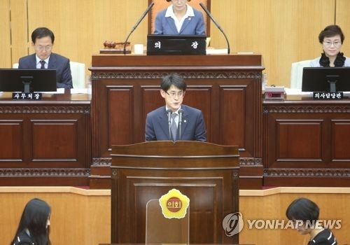 본회의서 사과하는 김학철 의원