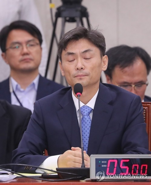 잠시 눈감은 박성진 후보자