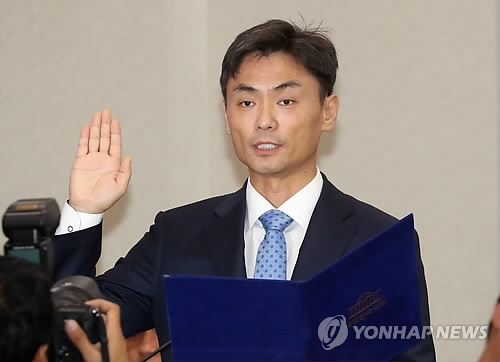 선서하는 박성진 후보자
