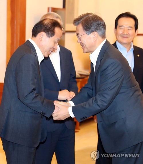 문 대통령, 김이수 헌법재판소장 권한대행과 인사