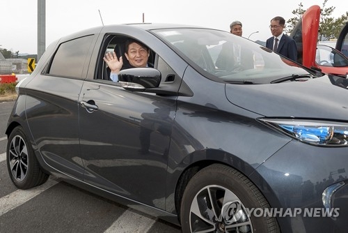 르노 전기차 시승하는 권영진 대구시장