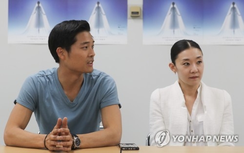 해외 무용스타 김세연-최영규, 낭만발레 '지젤'로 고국무대(서울=연합뉴스) 류효림 기자 = 낭만 발레 '지젤'의 주연을 맡은 스페인국립무용단 수석무용수 김세연(오른쪽)과 네덜란드국립발레단 수석무용수 최영규가 14일 오후 서울 마포구 대흥동 마포아트센터에서 열린 인터뷰에서 인사말을 하고 있다. 낭만 발레 '지젤'은 오는 15~16일 마포아트센터 아트홀 맥에서 열린다. 2017.9.14