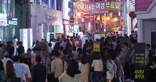금요일 자정 무렵 홍대 클럽 앞