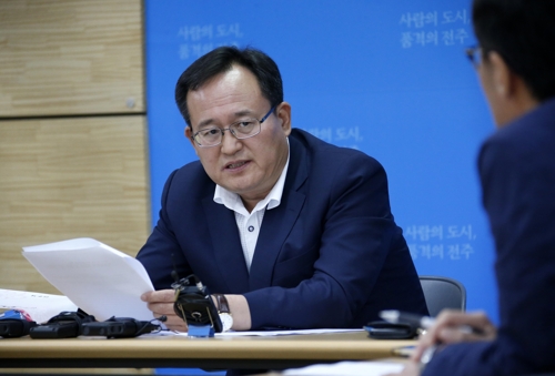 기자회견 하는 전주시 양연수 생태도시국장