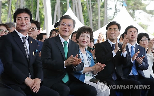 유류피해 극복 10주년 행사에 참석한 문재인 대통령