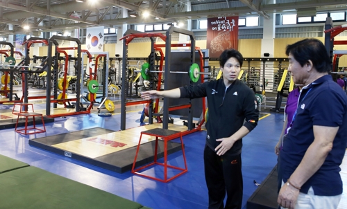 진천 선수촌 내 훈련시설을 점검 중인 선수촌 관계자들.