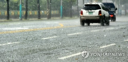 '우박 비' 내리는 춘천 도로