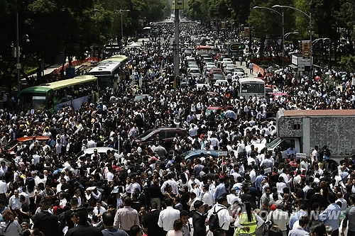 지진 발생 후 거리로 쏟아져나온 멕시코시티 시민들