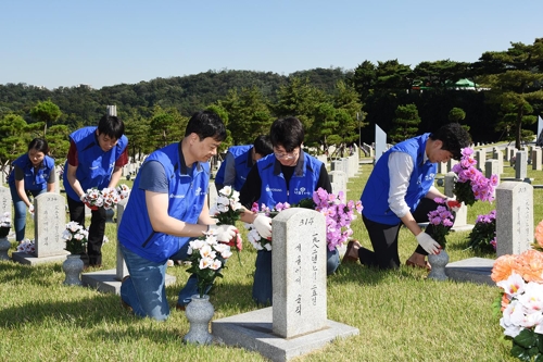 효성, 국군의 날 앞두고 현충원 묘역 정화 - 1