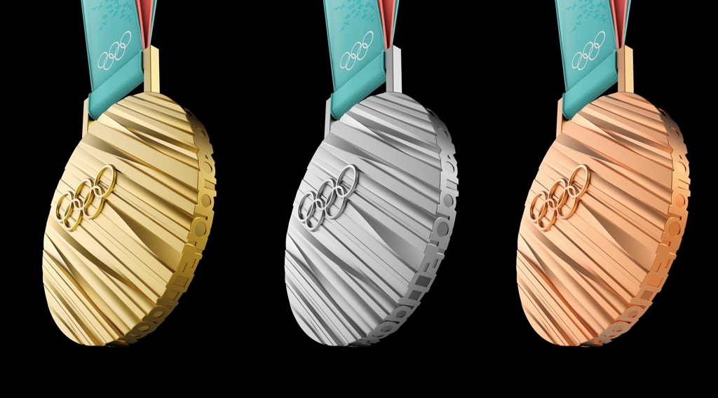 옆면에 '평창동계올림픽 이공일팔'의 자음이 새겨진 평창올림픽 메달 