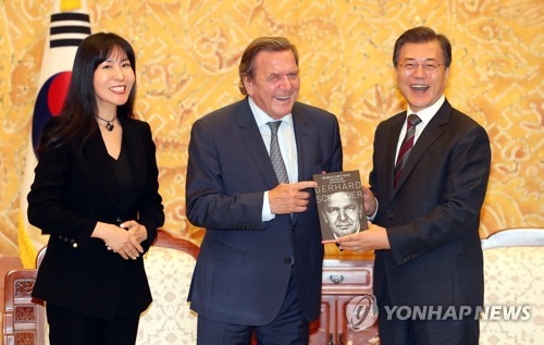 문 대통령에게 자서전 선물하는 슈뢰더, 그 옆 김소연 씨 [연합뉴스 자료사진}