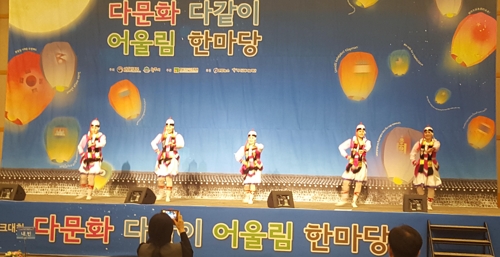 21일 강원도 원주시 한솔오크밸리에서 열린 제11회 다문화가족네트워크대회에서 주한몽골여성회가 몽골 전통춤으로 개막 무대를 꾸미고 있다.