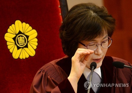 [연합뉴스 자료사진] 지난 3월 10일 박근혜 전 대통령 탄핵을 선고하는 이정미 전 헌법재판관