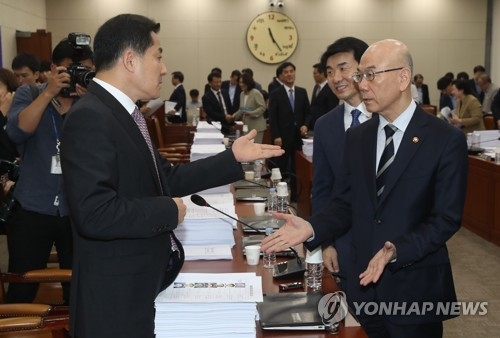 설전 벌이는 박대출-이효성