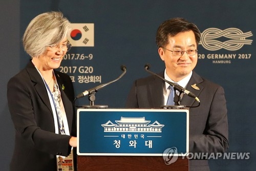 김동연 부총리 겸 기획재정부 장관과 강경화 외교부 장관