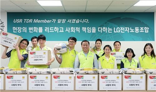 LG전자 노조, 추석 앞두고 조손가정·홀몸노인에 생필품 - 1