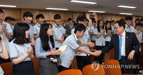학생들 만난 유영민 장관[연합뉴스 자료사진]