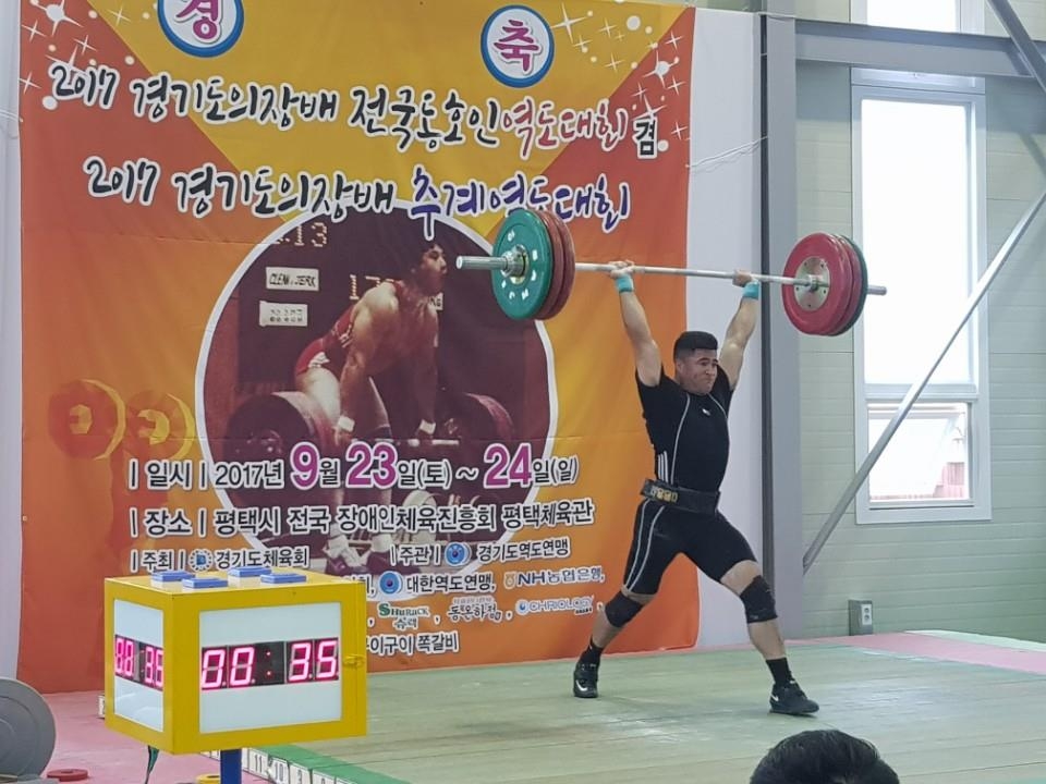 한국 동호인역도대회에서 우승한 미국 군인