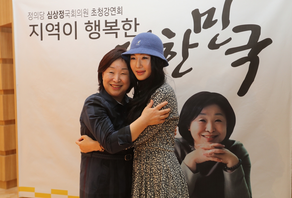 기념촬영하는 심상정 의원.