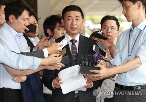 한국당, '노 前대통령 뇌물수수 의혹' 특검카드 맞불 - 2