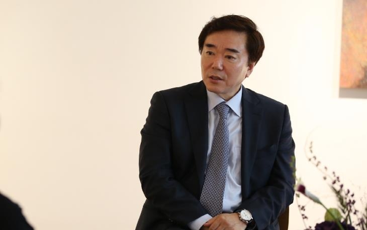 (서울=연합뉴스) 몽블랑 문화예술 후원자상의 올해 한국 수상자로 결정된 이호재 가나아트·서울옥션 회장이 26일 서울 종로구 평창동 가나아트센터에서 연합뉴스와 인터뷰하고 있다. 2017.9.26. photo@yna.co.kr