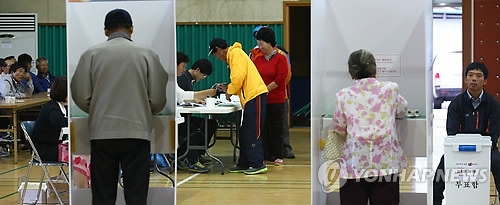 투표하는 주민들