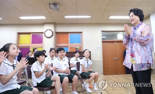 학생들과 노래 연습하는 김정숙 여사