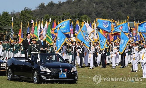 국군의 날 기념식 참석한 문 대통령