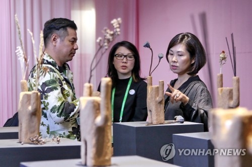 "다양한 공예작품 감상하세요"