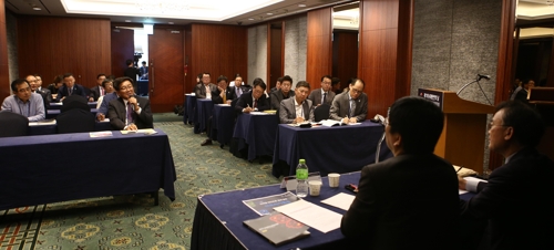 '2017 세계한인회장대회'에 참석한 전 세계한인회장들은 28일 서울 롯데호텔월드에서 '한반도평화정착과 평창동계올림픽 홍보를 위한 재외동포의 역할'을 주제로 토론회를 열었다.