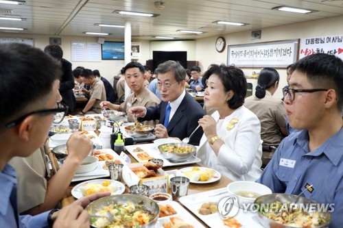 문 대통령 내외, 장병들과 즐거운 점심!