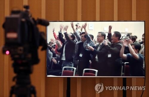대장주도 떠나는 코스닥, 영원한 '2부 리그' 되나 - 2