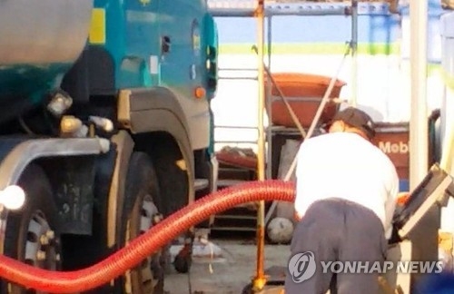 불법 경유 제조 유통업자가 가짜경유를 공급하는 모습