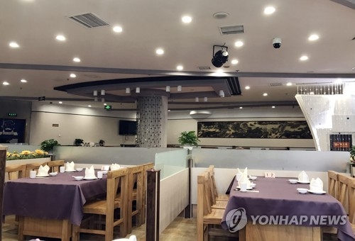 '텅텅 빈' 베이징 시내 평양 은반관(베이징=연합뉴스) 김진방 특파원 = 중국 상무부가 중국 내 북한기업에 대해 120일 이내에 폐쇄할 것을 통보하며 북한식당들이 폐업 위기에 몰린 가운데 29일 베이징 시내에 있는 유명 북한식당인 평양 은반관에도 손님의 발길이 끊겼다. 사진은 점심 시간 텅 빈 평양 은반관 내부. 2017.9.29chinakim@yna.co.kr(끝)