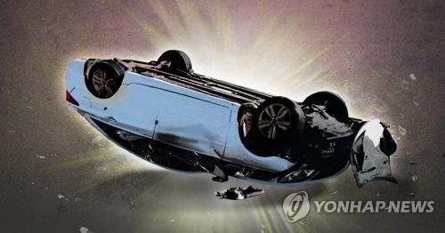 충주서 승용차가 도로 경계석 들이받아…20대 운전자 사망 - 1