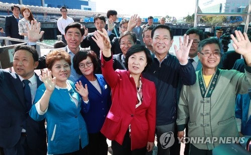 추미애, 인천항 찾아 추석인사…"평화 지키는 단합된 힘 필요" - 1