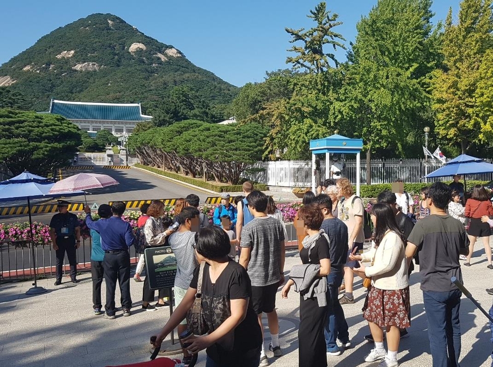 북적이는 청와대 앞길