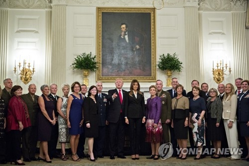 군수뇌부와 부부동반 기념촬영을 하면서 기자들에게 이야기하는 트럼프 대통령