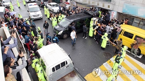 현장검증 지켜보는 주민 (서울=연합뉴스) 박동주 기자 = 중학생 딸 친구 살해·시신 유기 사건의 피의자 '어금니 아빠' 이모 씨가 11일 오전 이씨가 거주했던 중랑구 망우동의 자택 앞에서 현장 검증하는 모습을 주민 등이 지켜보고 있다. 2017.10.11pdj6635@yna.co.kr(끝)
